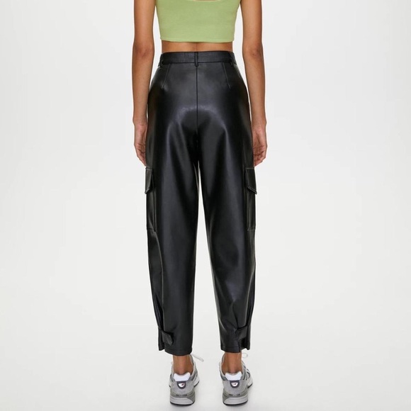 Aritzia Wilfred Modern Cargo pants in black vegan leather, size 00 - Picture 4 of 5